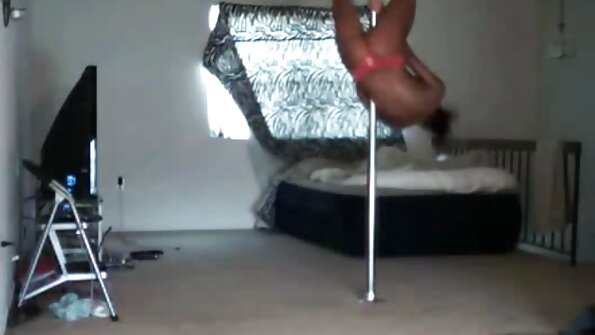 아시아인과 흑인 소녀가 서로에게 키스하고 애무한다.