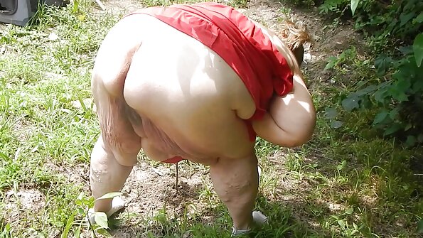 A 쓰레기 인간 금발의 와 푹신한 젖꼭지 노출 그녀의 가슴 과 그녀의 고양이