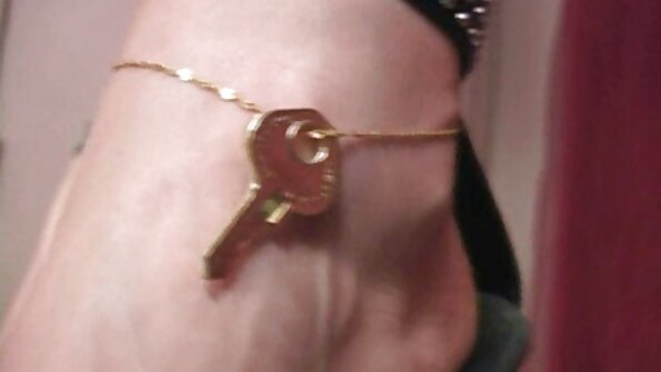 Buttied 암컷은 항문 플러그를 똥구멍에 넣습니다.