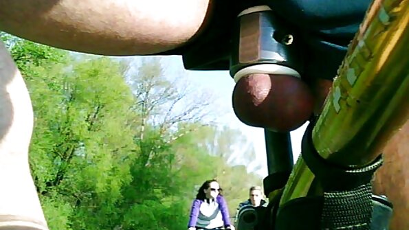 오른쪽에 문신이있는 암캐는 음부에 의붓 형제의 거시기를 걸립니다