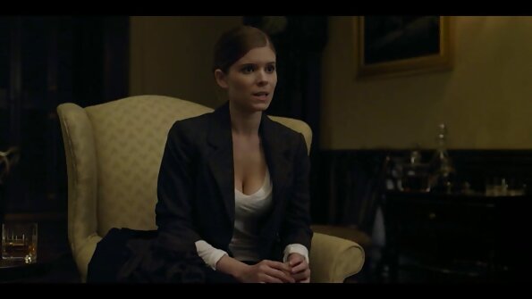 a 여자 가 기름 올 체 가 엿 에 이 소파 잘