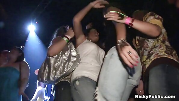 금발의 하녀 와 문신 백 greedily 짜증 과 놀이기구 수탉