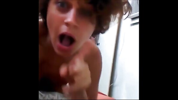 그녀의 이웃에서 젊은 스터드에 초대 된 부정 행위 아내