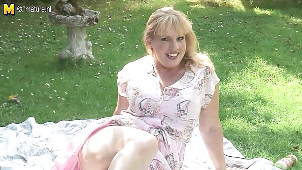 젖은 성기에 손을 찔러넣은 갈색 머리가 비명을 지르고 있다.