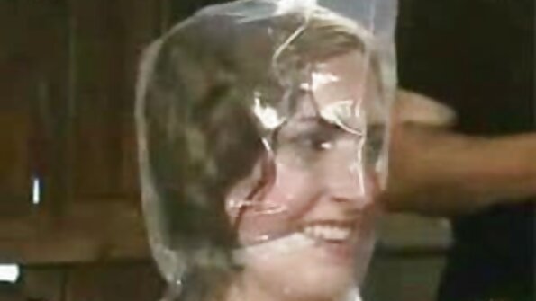 섹시한 미소를 지닌 훌륭한 라티나가 우리에게 어떻게 그녀가 수탉을 좋아하는지 보여주고 있습니다.