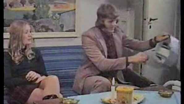 A 거대한 나귀 대 이다 삼키는 semen 에 the 검정 가죽 소파