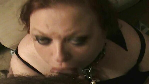 A 마른 검정 여성 이다 점점 엿 에 the 침대 진짜 단단한