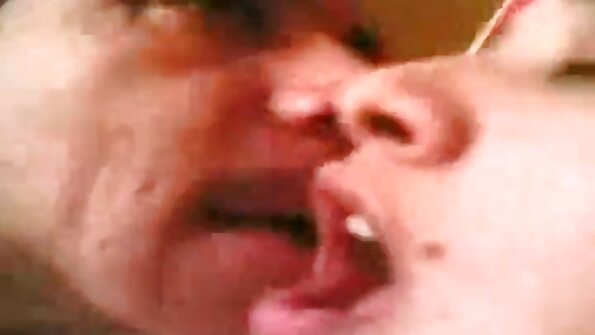 A 갈색 머리 그 이 a 면도 고양이 이다 점점 a 형사 에 그녀의 젖은 여성 성기